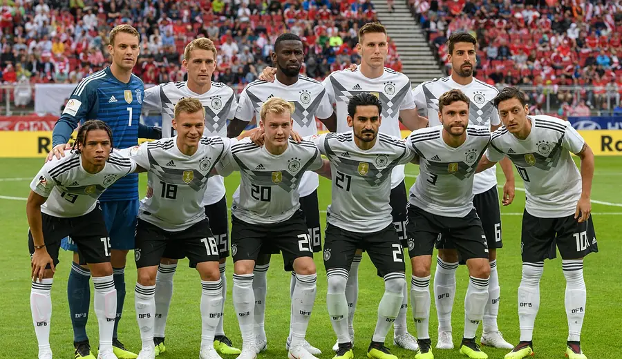 Umelý trávnik vs. prírodný trávnik vo futbalových stávkach: Vplyv povrchu