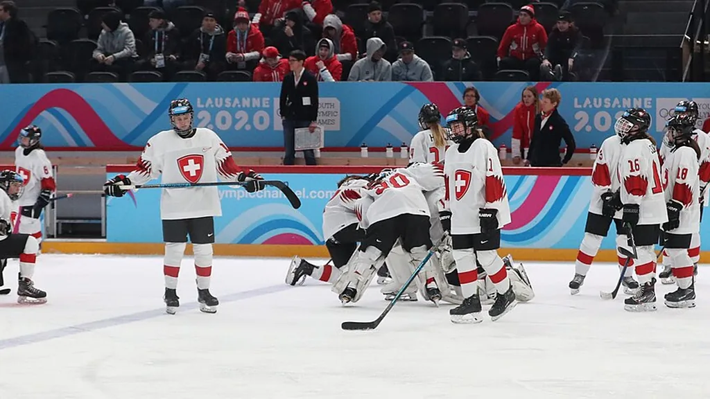 Carolina Hurricanes deklasovali Montreal Canadiens 4:0 a sú jeden krok od finále Stanleyho pohára